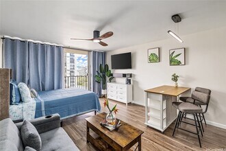 2345 Ala Wai Blvd in Honolulu, HI - Building Photo - Building Photo