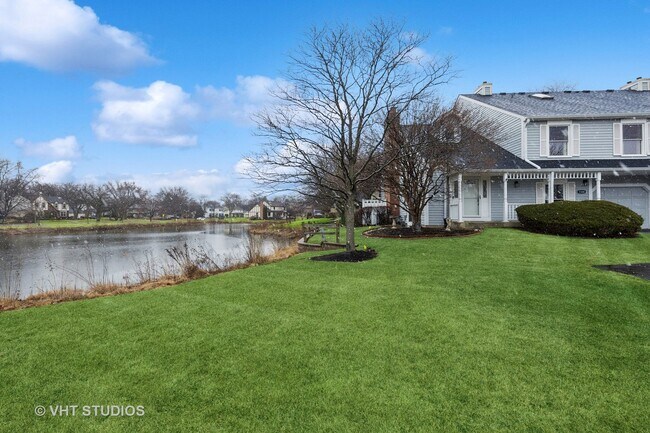 1304 Queensgreen Cir in Naperville, IL - Foto de edificio - Building Photo