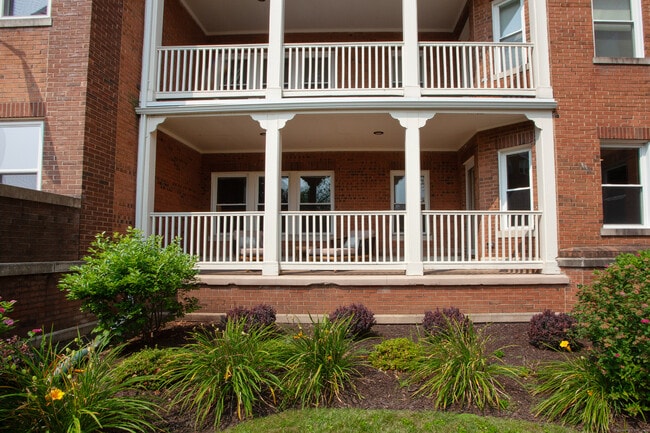 15 Highland St in West Hartford, CT - Building Photo - Building Photo