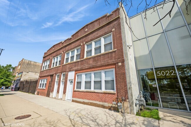 5028 W Madison St in Chicago, IL - Building Photo - Building Photo