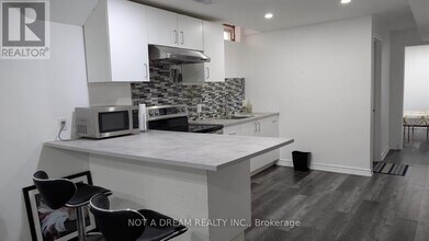 95 Medland Ave in Whitby, ON - Building Photo - Building Photo