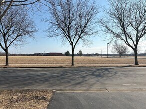 2611 Cedar Glade Dr in Naperville, IL - Foto de edificio - Building Photo