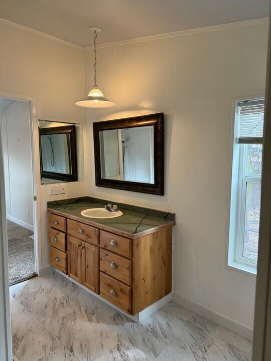 19230 Cherokee Rd in Bend, OR - Building Photo