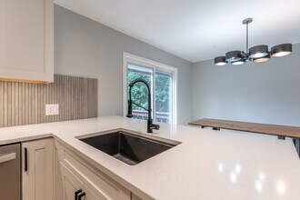 3 Heather Ln in Saratoga Springs, NY - Building Photo - Building Photo