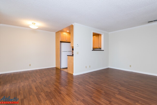 2468 W Bayshore Rd in Palo Alto, CA - Building Photo - Building Photo