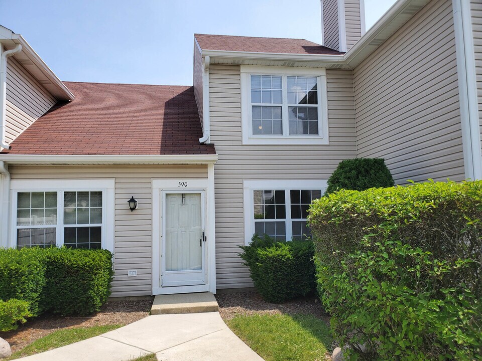 590 Le Parc Cir in Buffalo Grove, IL - Building Photo