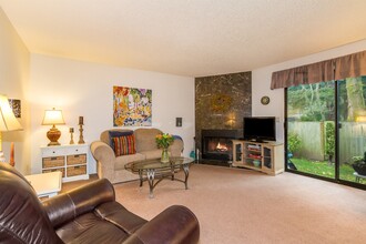 14148 74th Pl NE in Kirkland, WA - Building Photo - Building Photo