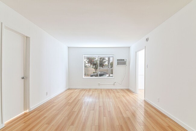 5757 La Mirada Ave in Los Angeles, CA - Foto de edificio - Building Photo