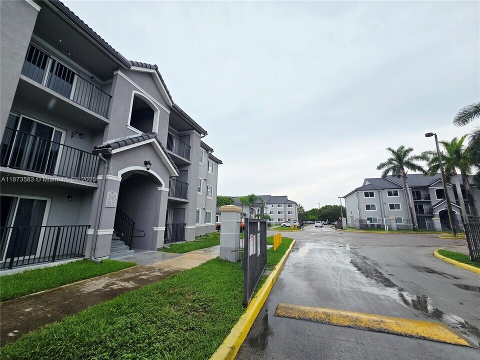 15410 SW 284th St in Homestead, FL - Building Photo