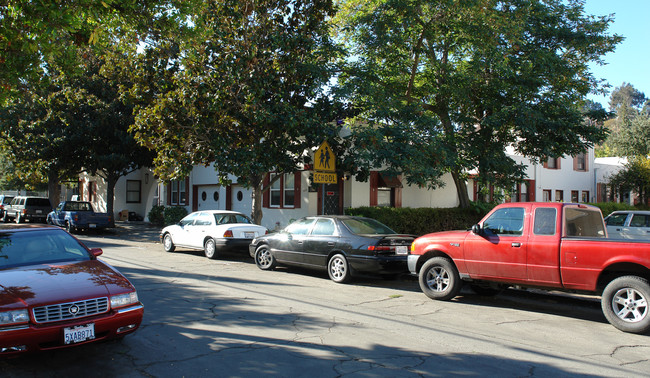 721-735 Mellus St in Martinez, CA - Foto de edificio - Building Photo