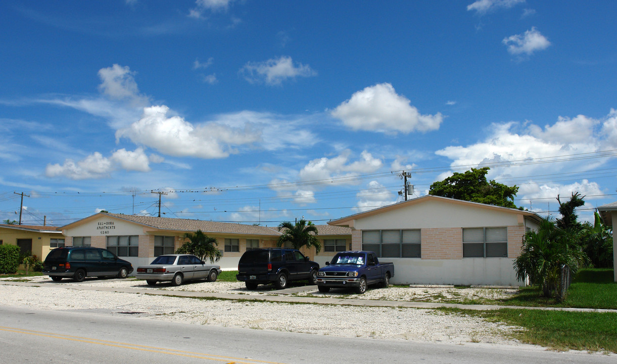 6240 Washington St in Hollywood, FL - Building Photo