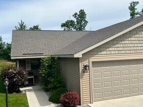 1243 Terrace Bluff Dr in Traverse City, MI - Foto de edificio - Building Photo