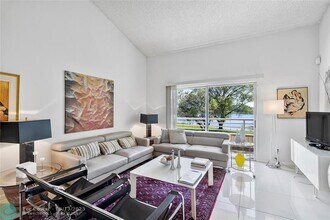 3457 NW 44th St in Lauderdale Lakes, FL - Building Photo - Building Photo