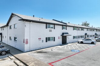 Travis Gardens in Fort Worth, TX - Foto de edificio - Building Photo