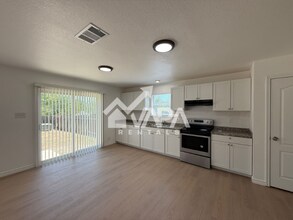 7714 Hedrick Farm in San Antonio, TX - Building Photo - Building Photo