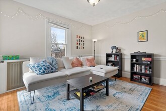 68 Pleasant St, Unit 2 in Cambridge, MA - Foto de edificio - Building Photo
