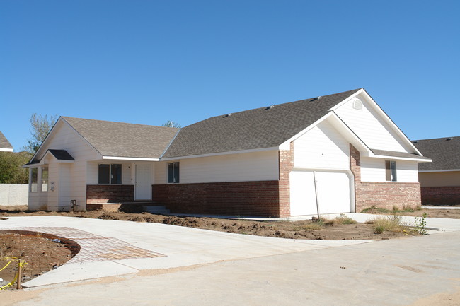 Oak Cliff Estates in Wichita, KS - Foto de edificio - Building Photo