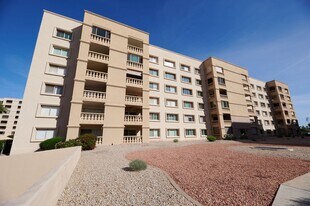 7960 E Camelback Rd in Scottsdale, AZ - Building Photo