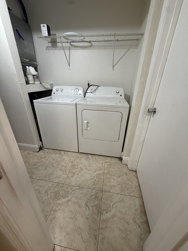 5785 Gatlin Ave, Unit 717 in Orlando, FL - Foto de edificio - Building Photo