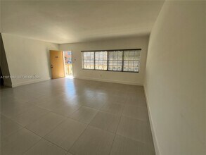 11855 NE 19th Dr in North Miami, FL - Foto de edificio - Building Photo