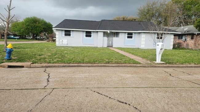 5503 Bertellis Ln in Houston, TX - Foto de edificio - Building Photo