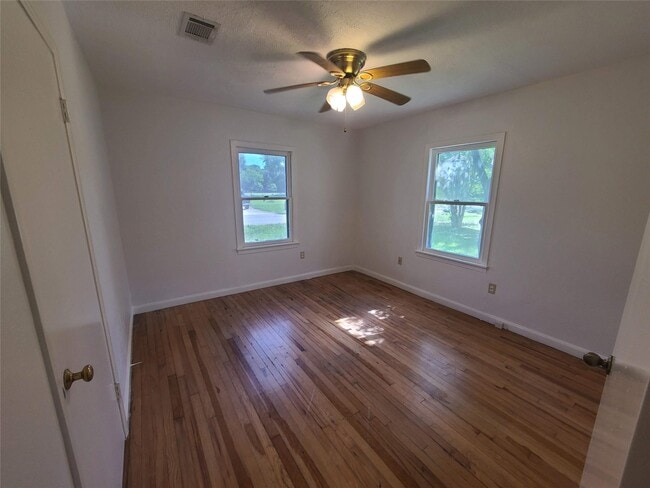 401 N Tinsley St in Angleton, TX - Building Photo - Building Photo