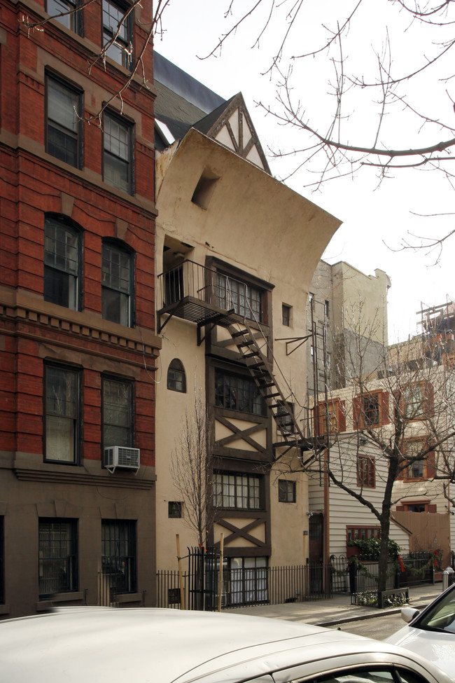 102 Bedford St in New York, NY - Building Photo - Building Photo