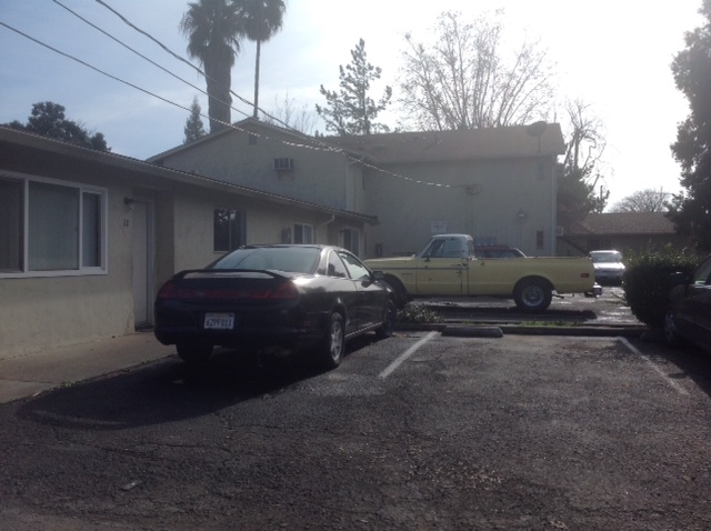 323 E Locust St in Lodi, CA - Foto de edificio - Building Photo