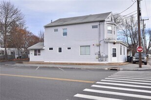 800 Oakland Beach Ave in Warwick, RI - Building Photo