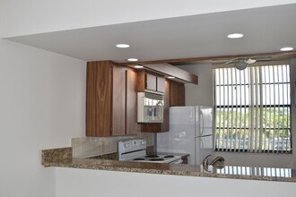 3540 Whitehall Dr-Unit -405 in West Palm Beach, FL - Building Photo - Building Photo