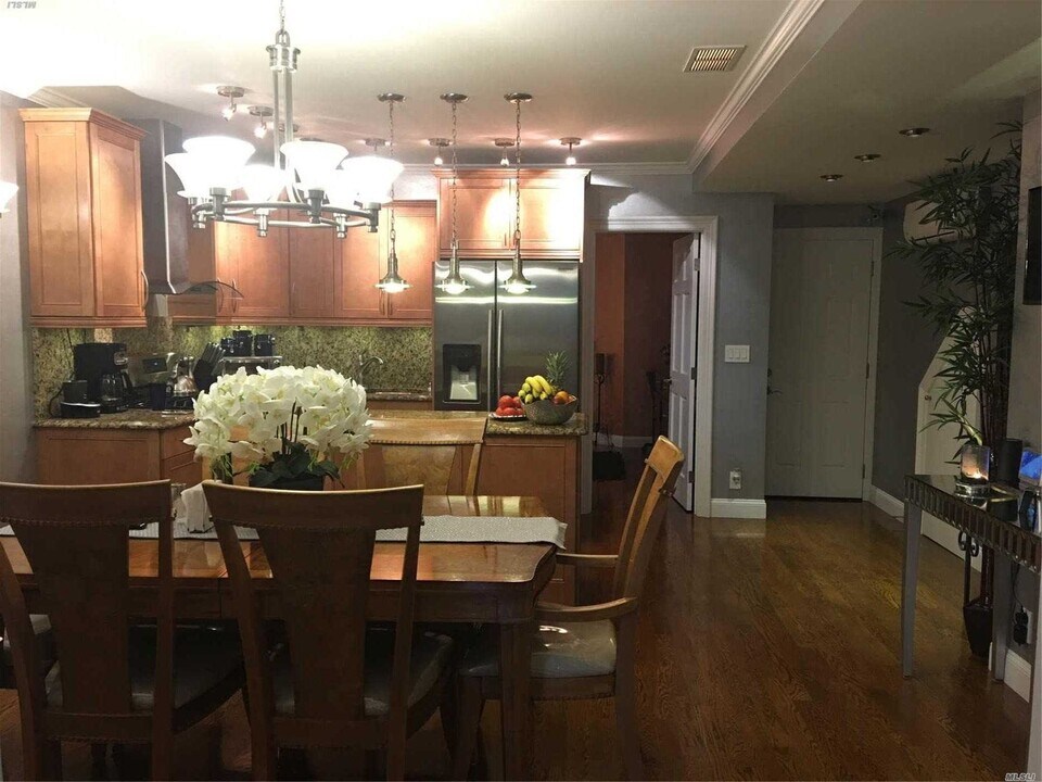 58-26 60th Ln-Unit -1 in Queens, NY - Foto de edificio