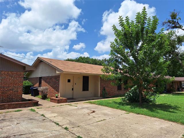 201 Thompson St in Everman, TX - Building Photo