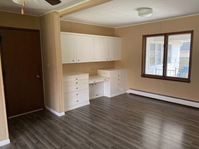 504 E Main St in Geneseo, IL - Foto de edificio - Building Photo