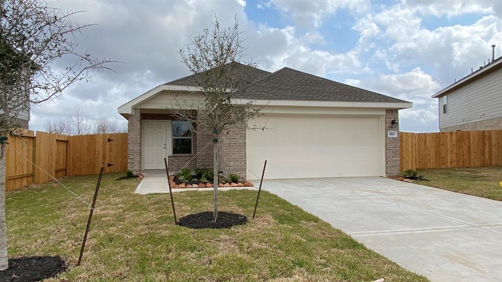 180 Kelly St in Angleton, TX - Building Photo