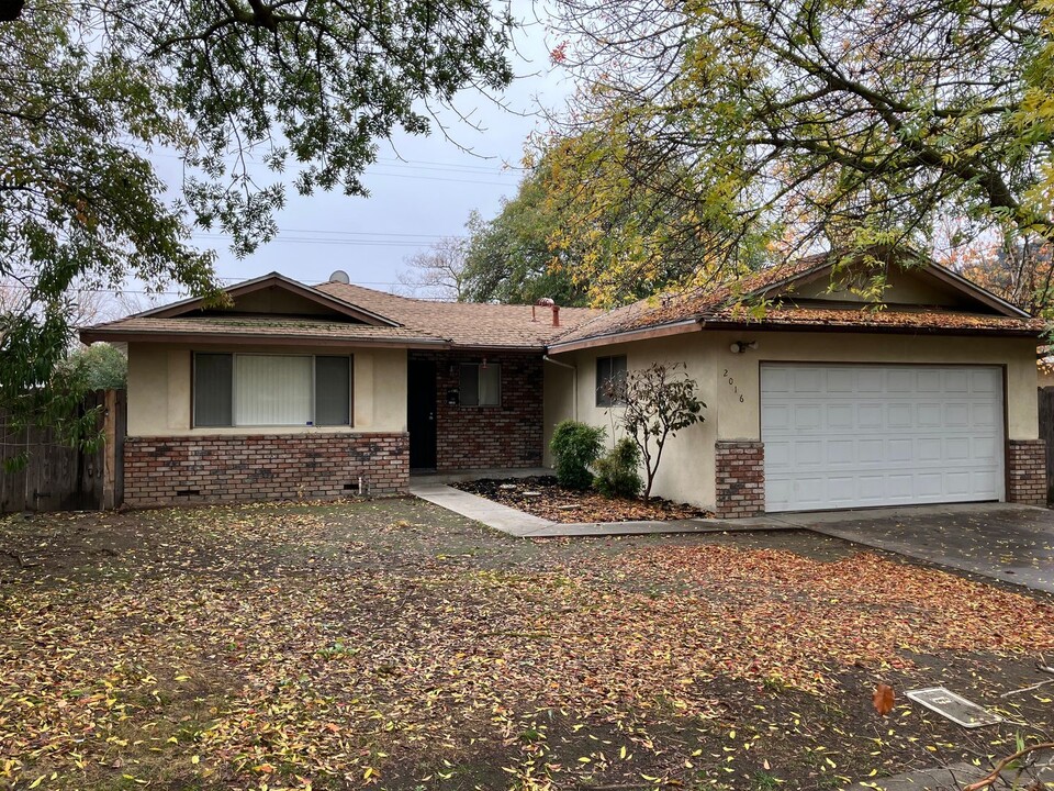 2016 Robbie Ave in Modesto, CA - Building Photo