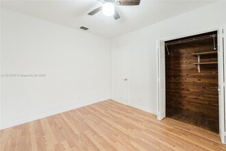 1020 SW 74th Ave in Miami, FL - Foto de edificio - Building Photo