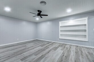 5122 W Bellfort Ave in Houston, TX - Foto de edificio - Building Photo