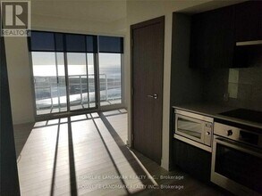 17 Bathurst St in Toronto, ON - Building Photo - Building Photo