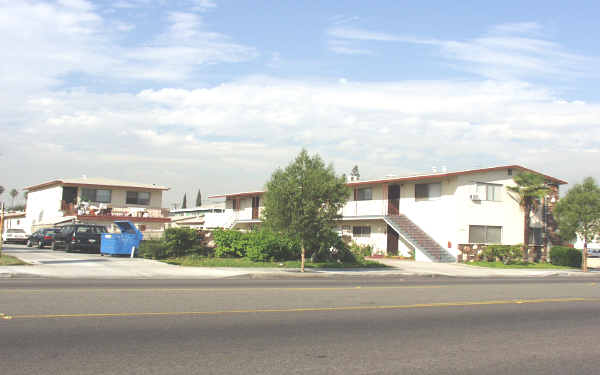 Valley Manor Apartments in Rosemead, CA - Building Photo