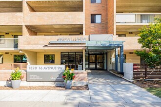 Royal View Apartments in Calgary, AB - Building Photo - Building Photo