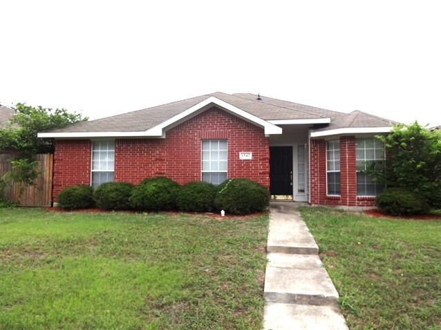 1542 Sunnymeadow Rd in Lancaster, TX - Building Photo