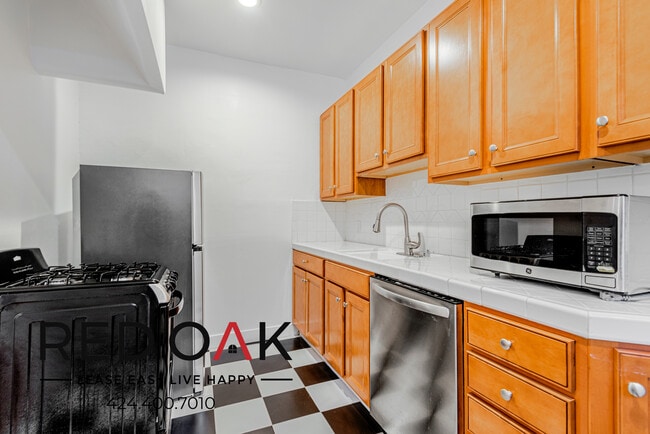 1818 Whitley Ave, Unit 108 in Los Angeles, CA - Building Photo - Building Photo