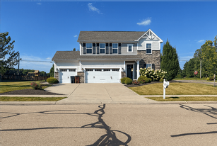 240 Irongate Dr in Englewood, OH - Building Photo