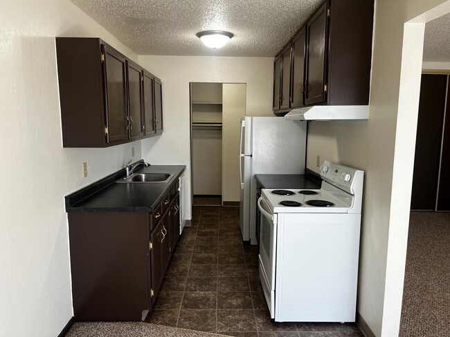 Parkwood Apartments in Bismarck, ND - Building Photo - Building Photo