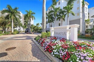 460 Launch Cir in Naples, FL - Building Photo