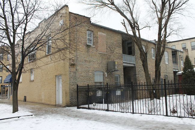 3300 W Foster Ave in Chicago, IL - Foto de edificio - Building Photo