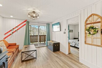 102 Skiview Ln in Beech Mountain, NC - Foto de edificio - Building Photo