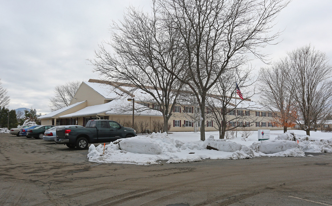 Mountainview Commons in Granville, NY - Foto de edificio