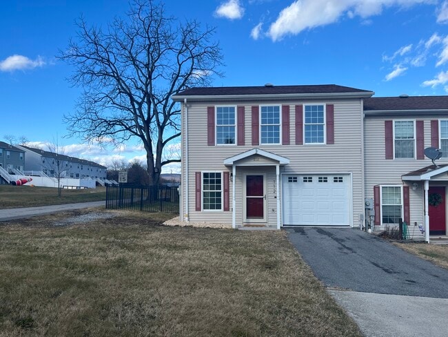 112 W S St in Dillsburg, PA - Foto de edificio - Building Photo