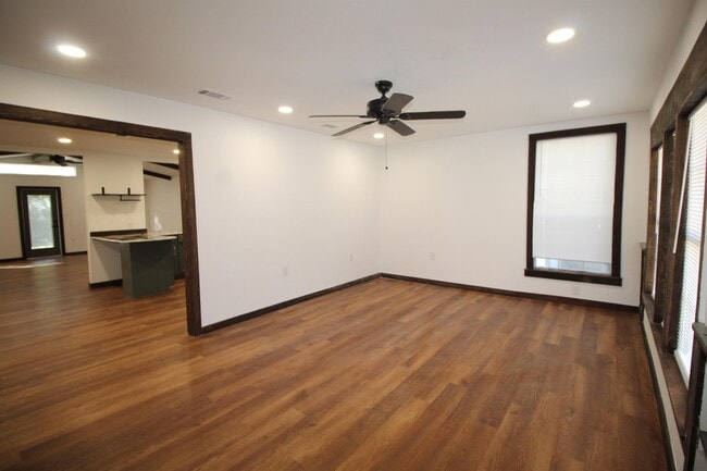 1015 W Kuykendall St in Grand Saline, TX - Building Photo - Building Photo